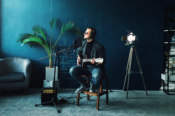 포토 JPG 해외이미지 백인 직업 손 남자 행복 얼굴 음악 노래 전등 주택 실내 창조 한명 검은색 헤드폰 소리 연주자 음악가 장비 가수 무대 기타 표현 마이크 라디오 방송 목소리 노래방 혁명 보컬 팝 필터 생존 해외202310 해외포토 서양인 1 감정 컬러 음향기기 컨셉 현악기 문화예술 조명 사람 내부 건물 신체부위 전자제품 파일형식