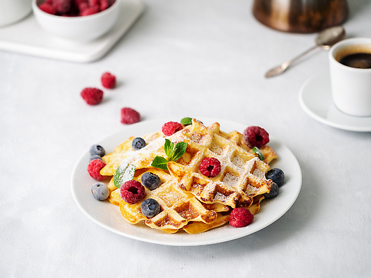 포토 JPG 해외이미지 접시 사람없음 커피잔 민트 벨기에 베리 와플 해외202310 해외포토 식기 커피 과일 디저트 잔 허브 서유럽 파일형식