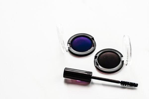 포토 JPG 해외이미지 사람없음 파란색 검은색 원형 흰배경 마스카라 대리석 아이섀도 마블링 카피스페이스 해외202310 해외포토 도형 컬러 백그라운드 재료 화장품 공백 흰색 파일형식