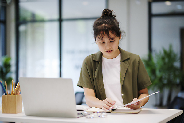 포토 JPG 해외이미지 직업 학생 교육 인터넷 비즈니스 사업가 회의 거리 한명 동양인 금융 경제 노트북 학습 스터디 컴퓨터 교사 공책 작업 비즈니스우먼 네트워크 연결 토론 종업원 무선전화기 스마트 분석 검색 투자 멀리 온라인 가정교사 고용 마케팅 세미나 인턴 프로젝트 프리랜서 해외202310 해외포토 1 여자 컨셉 문구용품 사람 인종 전자제품 구직 직장인 전화기 채용 파일형식