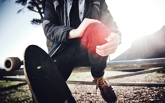 포토 JPG 해외이미지 남자 한명 앉기 성인 앞모습 고통 하반신 잡기 스케이트보드 상처 무릎 무릎통증 성인남자한명만 강조 해외202310 해외포토 1 감정 뷰포인트 모션 사람 신체부위 보드_스포츠 남자한명만 성인남자만 파일형식