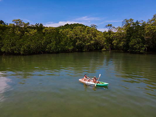 포토 JPG 해외이미지 라이프스타일 커플 여자 남자 행복 스포츠 바다 섬 여행 태국 자연 휴가 열대 사람 야외 두명 물 여름 운동 뷰티 맑음 수상스포츠 보트 카누 카약 노젓기 탐사 드론 안다만 푸켓 해외202310 해외포토 자연요소 계절 감정 아시아 배_교통 관계 모션 날씨 건강 생활 생태계 파일형식