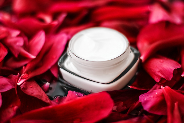 포토 JPG 해외이미지 꽃잎 근접촬영 사람없음 고급 피부관리 스킨케어 기초화장품 빨간배경 수분크림 해외202310 해외포토 꽃 뷰포인트 백그라운드 컨셉 빨간색 뷰티 화장품 파일형식