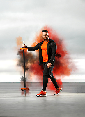 포토 JPG 해외이미지 백인 1 라이프스타일 남자 스포츠 포즈 백그라운드 운동화 십자가 신체 오렌지 근육 건강 한명 사람 성인 야외 여름 운동 검은색 힘 몸무게 보디빌딩 보디빌더 연습 체육관 근육질 리프트 연소 돌봄 운동가 이두근 자극 해외202310 해외포토 서양인 계절 컬러 신발 과일 모션 생활 헬스 몸매 파일형식