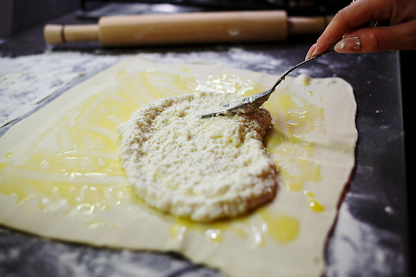 포토 JPG 해외이미지 전통 접시 음식 백그라운드 탁자 디저트 치즈 건강 요리 사람없음 케이크 식사 저녁식사 빵집 흰색 신선 닫기 달콤 맛 아침식사 작음 굽기 먹기 크림 시골집 반죽 퍼프 롤 점심식사 폭식 번 이스트 페스츄리 핸드메이드 맛있는 해외202310 해외포토 식기 빵 컬러 가구 컨셉 모션 유제품 주택 상점 크기 구이 파일형식