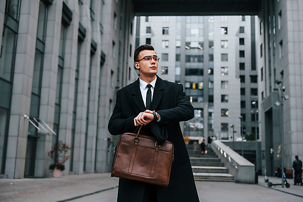 포토 JPG 해외이미지 응시 남자 안경 서류가방 한명 들기 정장 상반신 성인 앞모습 도시 직장인 비즈니스맨 스마트 스마트워치 성인남자한명만 해외포토 직업 1 시선 잡화 옷 뷰포인트 컨셉 가방 비즈니스 모션 사람 스마트기기 웨어러블 남자한명만 성인남자만 파일형식