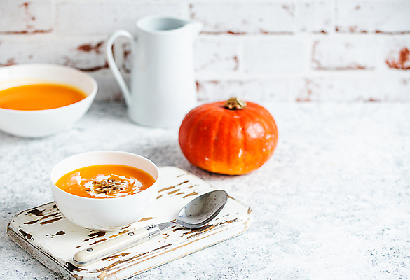 포토 JPG 해외이미지 그릇 호박 도마 사람없음 숟가락 흰색 단호박수프 해외202310 해외포토 식기 컬러 채소 주방용품 수저 수프 파일형식