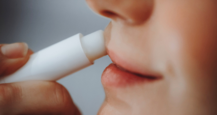 포토 JPG 해외이미지 백인 모델 라이프스타일 여자 얼굴 건강 한명 화장 뷰티 유행 화장품 립스틱 흰색 입 투명 화려 허브 피부 크림 피부관리 돌봄 비건 신청 해외202310 해외포토 서양인 식물 1 컬러 컨셉 모션 사람 생활 신체부위 채식주의자 파일형식