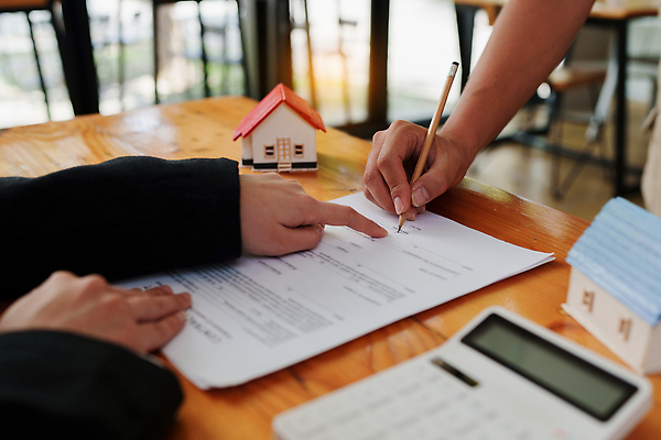 포토 JPG 해외이미지 손 행복 백그라운드 컨셉 비즈니스 성공 악수 아파트 주택 사람없음 건물 경제 믿음 거래 비즈니스맨 계산 재산 구매 중개인 고객 계약 상업 회계 변호사 계산서 대출 떨림 계약자 동의 예산 비용 해외202310 해외포토 직업 건축물 남자 감정 모션 손짓 신체부위 금융 쇼핑 직장인 파일형식