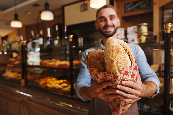 포토 JPG 해외이미지 남자 행복 빵 전등 한명 들기 상반신 성인 앞모습 종이봉투 앞치마 빵집 진열장 성인남자한명만 해외202310 해외포토 1 감정 음식 뷰포인트 모션 봉투 조명 사람 상점 남자한명만 성인남자만 파일형식