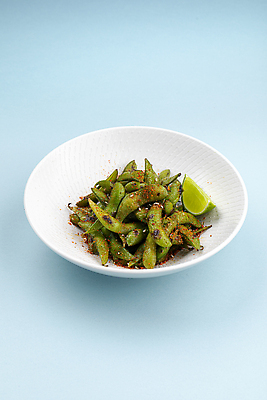 포토 JPG 해외이미지 접시 음식 재료 콩 건강 요리 동양인 사람없음 세로 초록색 식당 일본 식사 샐러드 신선 사발 메뉴 유기농 내추럴 꼬투리 절임 채식주의자 맛있는 해외202310 해외포토 식기 웰빙 아시아 컬러 곡류 인종 상점 사기그릇 채식 파일형식