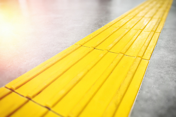 포토 JPG 해외이미지 도로 포장 바닥 사람없음 블록 도시 보행로 오솔길 타일 시각장애인 해외202310 해외포토 길 교통시설 장애인 파일형식