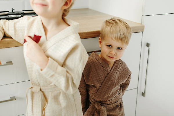 포토 JPG 해외이미지 백인 라이프스타일 남자 행복 아들 어린이 음식 2 가족 탁자 아침 아파트 주택 함께함 실내 건강 한명 앉기 소년 주방 흰색 잡기 목욕가운 달콤 아침식사 먹기 형제 마시멜로우 마멀레이드 해외202310 해외포토 주간 서양인 1 감정 컬러 가구 컨셉 관계 모션 디저트 사람 내부 건물 생활 식사 가운 맛 잼 파일형식