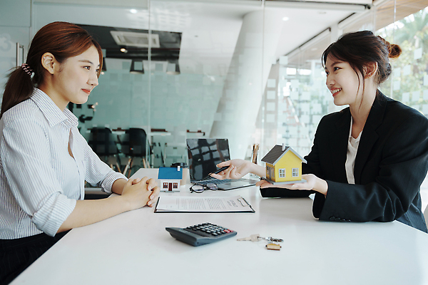 포토 JPG 해외이미지 여자 비즈니스 부동산 주택 들기 동양인 상반신 성인 두명 옆모습 모형 거래 계산기 중개인 계약 문서 계약서 성인여자만 해외202310 해외포토 직업 뷰포인트 모션 문구용품 사람 인종 건물 장비 재산 여자만 성인만 파일형식