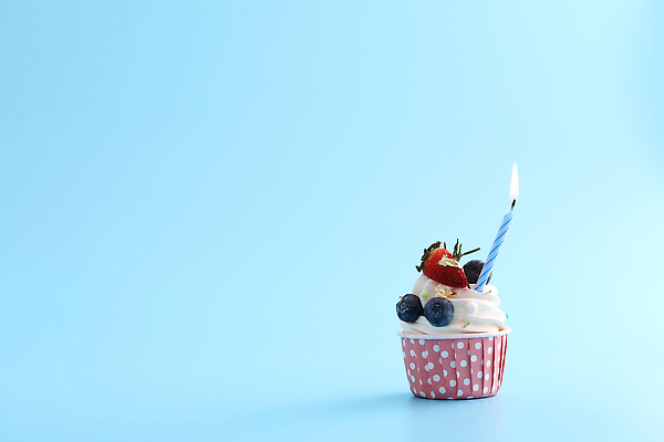 포토 JPG 해외이미지 촛불 딸기 사람없음 장식 한개 달콤 컵케이크 생크림 파란배경 블루베리 금박장식 스프링클 카피스페이스 해외202310 해외포토 1 백그라운드 과일 초 파란색 케이크 공백 맛 크림 파일형식