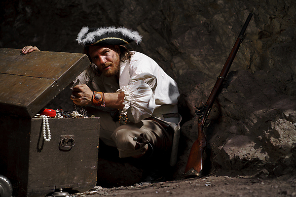 포토 JPG 해외이미지 백인 1 옷 문화 바다 섬 여행 휴가 영국 잉글랜드 미술 한명 이벤트 장식 가로 축제 할로윈 역사 칼 고급 개 큼 복고 선원 해적 스타일 해외202310 해외포토 서양인 유럽 컨셉 포유류 문화예술 사람 크기 도둑 파일형식