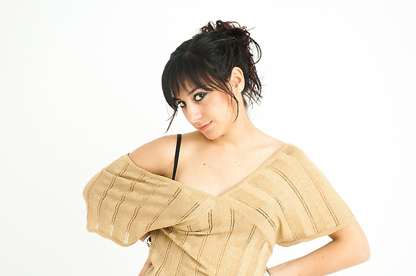 포토 JPG 해외이미지 백인 응시 백그라운드 갈색머리 한명 흰색 싱글 노려봄 고립 카피스페이스 해외202310 해외포토 서양인 1 헤어스타일 시선 컬러 표정 사람 공백 파일형식