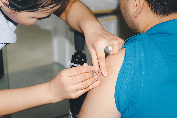 포토 JPG 해외이미지 직업 1 손 여자 아시아 얼굴 과학 태국 실내 건강 병원 주사기 사람 동양인 성인 사람없음 사무실 뷰티 약 고통 장비 환자 의사 흰색 업무 예방 주사약 백신 예방접종 코로나바이러스 해외202310 해외포토 감정 나라 컬러 비즈니스 의학 의료기기 인종 내부 신체부위 의료진 작업 바이러스 접종 파일형식