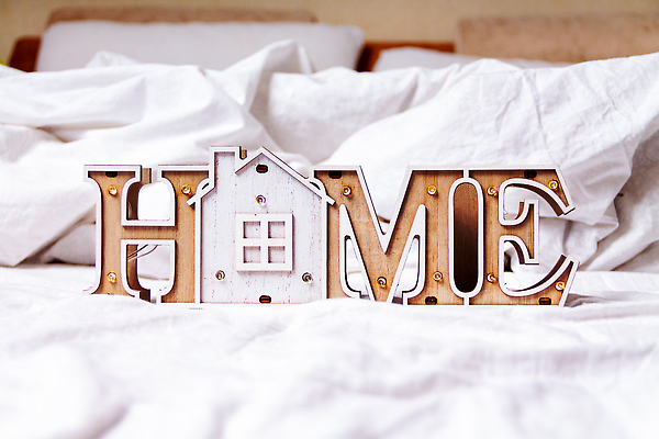 포토 JPG 해외이미지 백인 어린이 컨셉 장난 텍스트 손가락 가정 침구 발 놀이 휴식 거리 주택 실내 경고 한명 소년 목재 단어 약 침실 게임 흰색 침대 바이러스 보호 담요 고립 관리자 비디오게임 위기 전염병 제어 코로나바이러스 안락 해외202310 해외포토 서양인 나무 문자 1 손 남자 컬러 가구 재료 의학 사람 내부 건물 신체부위 질병 파일형식