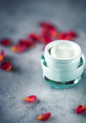 포토 JPG 해외이미지 꽃잎 사람없음 고급 피부관리 스킨케어 기초화장품 수분크림 해외202310 해외포토 꽃 컨셉 뷰티 화장품 파일형식