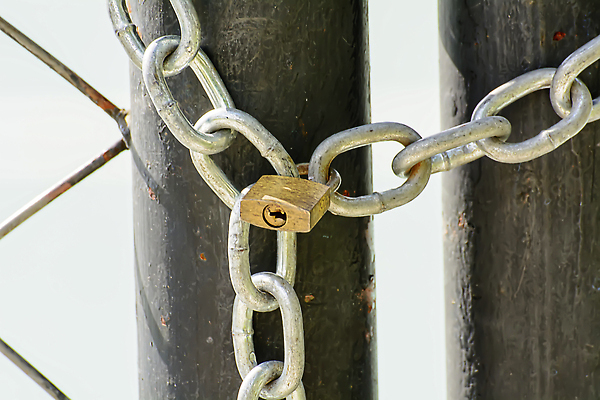 포토 JPG 해외이미지 디자인 백그라운드 자물쇠 안전 사람없음 울타리 문 금속 힘 흰색 보호 접속 철 잠금 보안 대문 시스템 고립 역경 옛날 철강 해외202310 해외포토 컬러 컨셉 재질 담장 파일형식