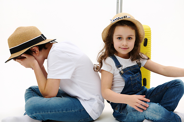 포토 JPG 해외이미지 스튜디오촬영 백인 어린이 여행 휴가 함께함 항해 표정 웃음 두명 관광지 여행객 자유 짐 출발 흰배경 밀짚모자 히스패닉 고립 수하물 카피스페이스 해외202310 해외포토 서양인 모자_잡화 백그라운드 컨셉 배_교통 실내 사람 공백 흰색 파일형식