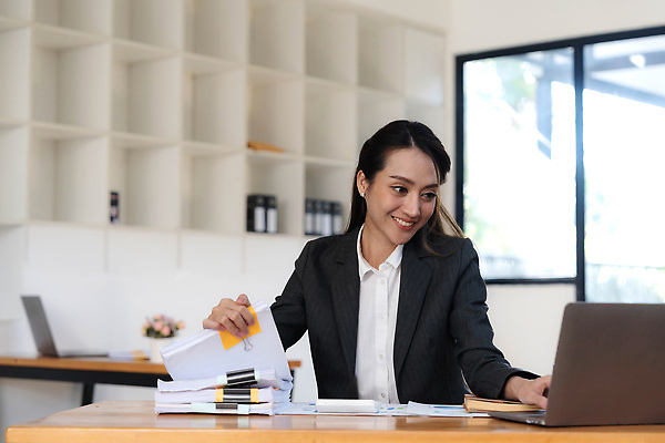 포토 JPG 해외이미지 손 종이 회사 비즈니스 건축양식 통신 성공 직장 한명 금융 노트북 스터디 컴퓨터 사무실 독서 펜 디지털 자료 정보 업무 잡지 종업원 분석 계약 사인 검색 보고서 준비 문서 파일 폴더 법 시스템 온라인 회계 변호사 경영 데이터베이스 프로젝트 해외202310 해외포토 직업 1 건축 컨셉 사람 신체부위 간행물 경제 전자제품 학습 필기구 작업 파일형식