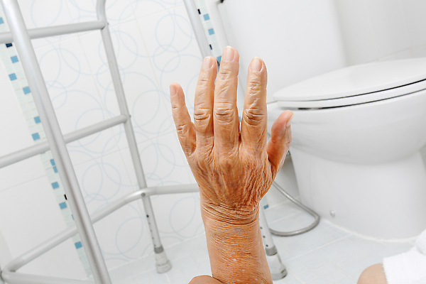 포토 JPG 해외이미지 노년 할머니 슬리퍼 뼈 주택 한명 사람 동양인 욕실 환자 수비 미끄러짐 엉덩이 구조원 은퇴 사건 뇌 문제 보험 골절 깨짐 변기통 정형외과 헬프 해외202310 해외포토 직업 1 여자 신발 컨셉 의학 모션 병원 인종 성인 건물 신체부위 도움 파일형식