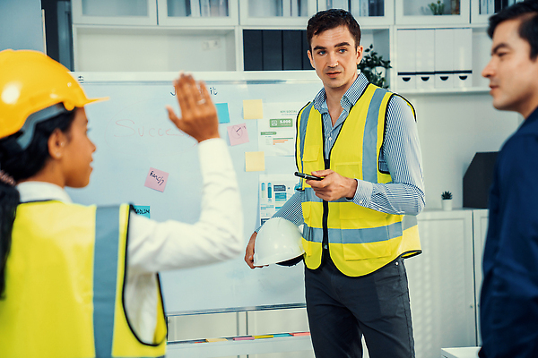 포토 JPG 해외이미지 여자 남자 회의 협력 책장 상반신 성인 옆모습 세명 사무실 손들기 직장인 엔지니어 안전모 화이트보드 안전조끼 성인만 해외202310 해외포토 직업 뷰포인트 가구 비즈니스 모션 사람 기술자 헬멧 안전장비 파일형식