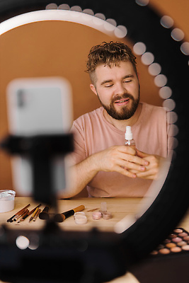 포토 JPG 해외이미지 남자 전등 한명 들기 상반신 성인 앞모습 스마트폰 뷰티 화려 병 스프레이 메이크업아티스트 아이섀도 성인남자한명만 크리에이터 영상촬영 해외202310 해외포토 직업 1 식기 뷰포인트 컨셉 모션 조명 사람 핸드폰 스마트기기 촬영 화장품 남자한명만 성인남자만 파일형식 1인미디어