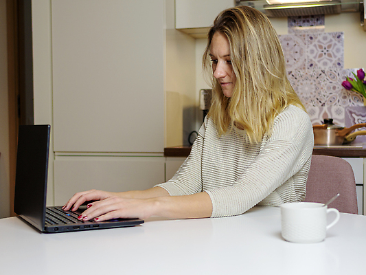 포토 JPG 해외이미지 직업 학생 여유 인터넷 사업가 성공 노동자 바닥 직장 한명 인종 20대 가로 노트북 전자제품 학습 방 키보드 작업 이메일 바이러스 종업원 집중 명상 상담 경영자 문서 온라인 청사진 리빙 주인 경영 고립 독립 멀티 우울증 의사소통 혼자 코로나바이러스 해외202310 해외포토 1 교육 감정 컨셉 회사 비즈니스 사람 청년 질병 리더 파일형식