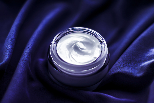 포토 JPG 해외이미지 근접촬영 사람없음 고급 실크 피부관리 스킨케어 기초화장품 보라색배경 수분크림 해외202310 해외포토 뷰포인트 백그라운드 컨셉 뷰티 보라색 화장품 직물 파일형식