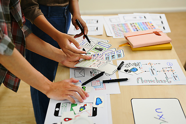 포토 JPG 해외이미지 손 디자인 종이 비즈니스 설계 신체부위 펜 계획 디자이너 책상 UI 해외202310 해외포토 직업 가구 컨셉 사람 필기구 파일형식