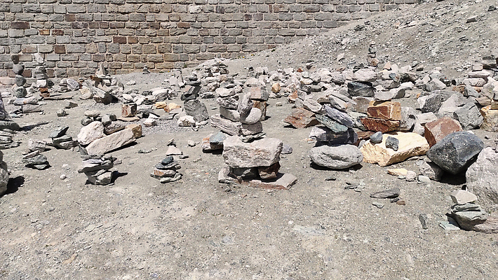 포토 JPG 해외이미지 선 백그라운드 컨셉 불교 자연 하늘 휴식 산 건강 사람없음 여름 쌓기 평화 탑 화목 침묵 조약돌 바위 배열 심볼 명상 피라미드 심플 테라피 흙더미 내추럴 평형 카피스페이스 해외202310 해외포토 건축물 계절 종교 모션 뷰티 수영 소리 흙 공백 돌_바위 생태계 랜드마크 파일형식 더미