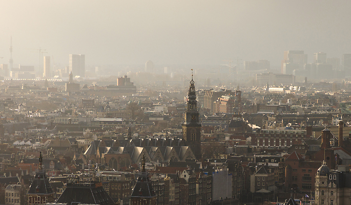 포토 JPG 해외이미지 전통 유럽 컬러 여행 건축양식 하늘 휴가 휴식 전등 안테나 파노라마 사람없음 야외 건물 도시풍경 햇빛 성당 교회 탑 안개 도시 큼 네덜란드 휴양지 스카이라인 항공촬영 암스테르담 랜드마크 수평선 해외202310 해외포토 건축물 건축 나라 뷰포인트 컨셉 통신 종교건축 날씨 조명 촬영기법 풍경 태양 장소 크기 파일형식