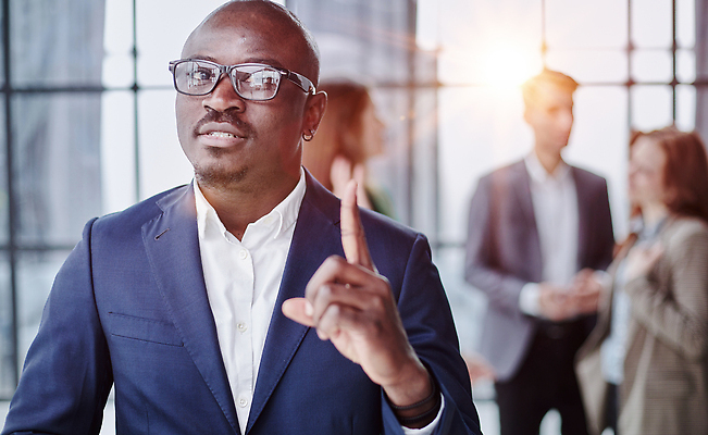 포토 JPG 해외이미지 직업 1 남자 회사 비즈니스 CEO 성공 서기 사람 인종 정장 여러명 성인 사무실 파티 유행 검은색 어둠 힘 업무 비즈니스맨 고급 우아함 대표 경영자 리더 교차 경영 접기 스타일 세련 해외202310 해외포토 옷 컬러 다수 컨셉 모션 이벤트 작업 직장인 파일형식