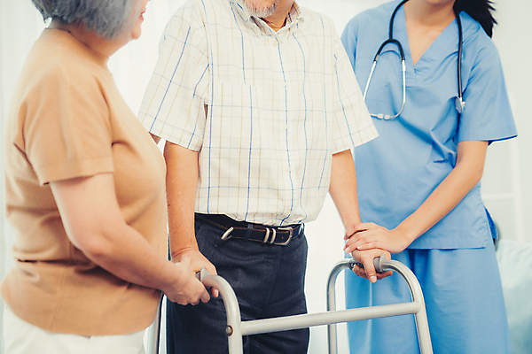 포토 JPG 해외이미지 여자 할아버지 노년 남자 할머니 청진기 병원 동양인 상반신 성인 옆모습 세명 걷기 건강관리 기댐 환자 간호사 장애인 버티다 해외202310 해외포토 뷰포인트 의학 의료기기 모션 건강 관리 사람 인종 의료진 장애 파일형식