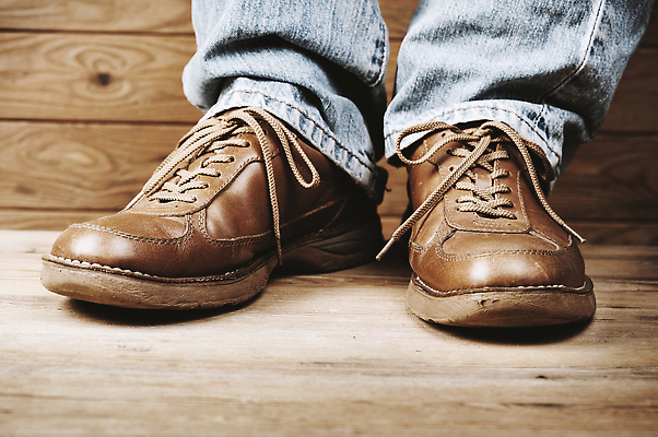 포토 JPG 해외이미지 라이프스타일 옷 남자 신발 발 부츠 사람 성인 사람없음 목재 갈색 유행 걷기 수확 청바지 쌍 클래식 우아함 널 가죽 오브젝트 복고 옛날 운동화끈 조이기 중고 스타일 힙스터 유일 해외202310 해외포토 레이스천 나무 패션 컬러 컨셉 농업 재료 바지 모션 생활 신체부위 직물 끈 파일형식