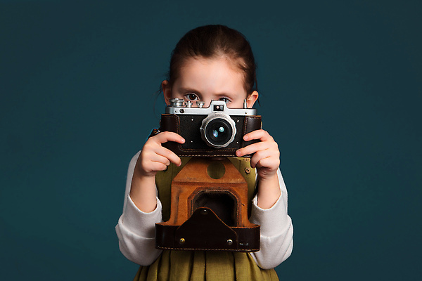 포토 JPG 해외이미지 백인 응시 행복 얼굴 어린이 관리 한명 뷰티 유행 카메라 사진촬영 추위 수확 작음 발사 사진사 필름 향수 그림 복고 슛 비전 특별함 해외202310 해외포토 서양인 1 시선 감정 컨셉 농업 사람 신체부위 전자제품 촬영 화장품 크기 작가 파일형식
