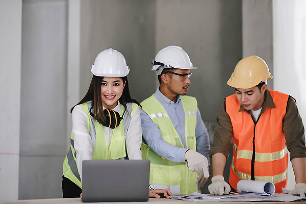 포토 JPG 해외이미지 여자 남자 회의 설계 실내 손짓 상반신 성인 앞모습 세명 노트북 설계도 안전모 책상 안전조끼 성인만 해외202310 해외포토 뷰포인트 가구 컨셉 비즈니스 모션 건설업 사람 내부 전자제품 헬멧 안전장비 파일형식