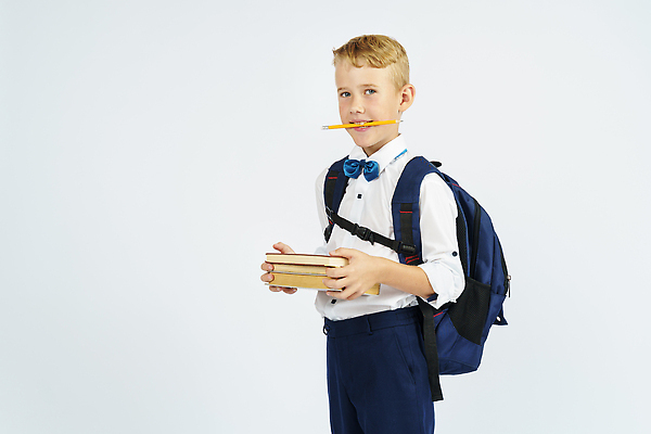 포토 JPG 해외이미지 학생 응시 교육 남자 감정 어린이 남학생 셔츠 유니폼 가방 배낭 교실 학교 성공 실내 한명 서기 미소 사람 소년 책 학습 스터디 청춘 공책 표현 읽기 신학기 교과서 긍정 문학 최초 지능 초보 카피스페이스 해외202310 해외포토 1 시선 잡화 옷 컨셉 상의 모션 문구용품 교재 표정 내부 공백 파일형식