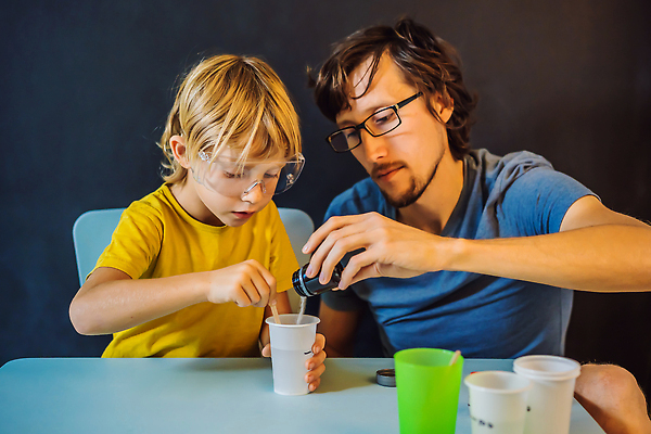 포토 JPG 해외이미지 남자 행복 아들 어린이 과학 전구 가족 벽돌 주택 함께함 현미경 실험 사랑 사람 소년 성인 두명 학습 스터디 컴퓨터 부모 액체 아빠 스마트 과학자 생물학 덮기 발견 다락방 초보 화학물질 해외202310 해외포토 직업 교육 감정 컨셉 관계 모션 실험기구 건물 전자제품 화학 학자 파일형식