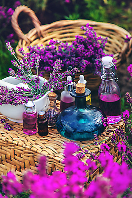 포토 JPG 해외이미지 사람없음 바구니 보라색 절구 라벤더 라벤더오일 해외202310 해외포토 꽃 컬러 도구 오일_화장품 허브 파일형식