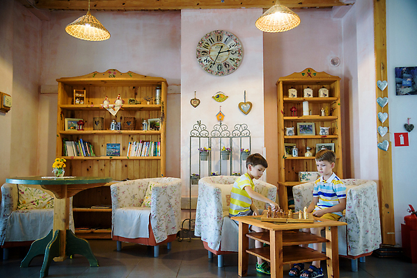 포토 JPG 해외이미지 백인 라이프스타일 손 공원 교육 남자 행복 얼굴 어린이 스포츠 백그라운드 컨셉 2 학교 가족 놀이 탁자 주택 함께함 실내 사람 소년 취미 야외 두명 숫자 정원 경쟁 방 게임 체스 계획 스마트 집중 형제 대회 남동생 해외202310 해외포토 서양인 문자 공공시설 감정 가구 관계 내부 건물 생활 신체부위 동생 파일형식