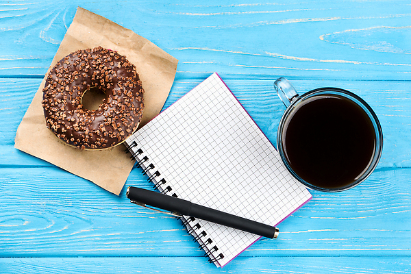 포토 JPG 해외이미지 종이 커피 음식 컬러 백그라운드 탁자 디저트 사람없음 목재 컵 파란색 빛 사무실 펜 갈색 케이크 초콜릿 얼음 저녁식사 튀김 원형 도넛 달콤 아침식사 유혹 굽기 먹기 뿌리기 오브젝트 토핑 페스츄리 해외202310 해외포토 자연요소 도형 나무 식기 음료 빵 가구 컨셉 비즈니스 재료 모션 필기구 식사 맛 구이 파일형식