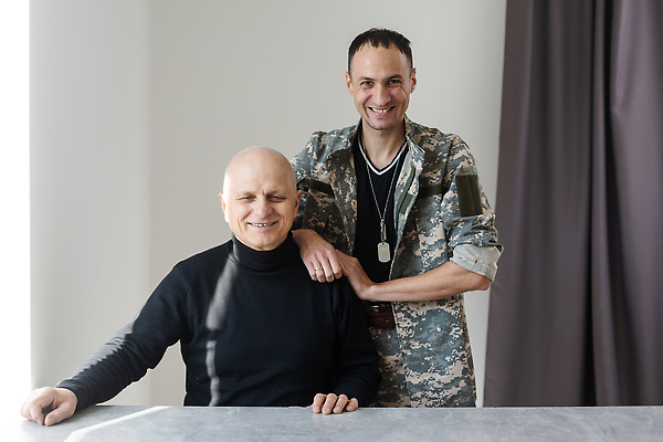 포토 JPG 해외이미지 할아버지 노년 남자 행복 유니폼 패턴 가족 탁자 함께함 앉기 상반신 성인 두명 앞모습 기댐 군인 커튼 대리석 군번줄 남자만 어깨에손 해외202310 해외포토 직업 옷 감정 뷰포인트 가구 컨셉 무늬 재료 관계 모션 사람 군용 국군 파일형식