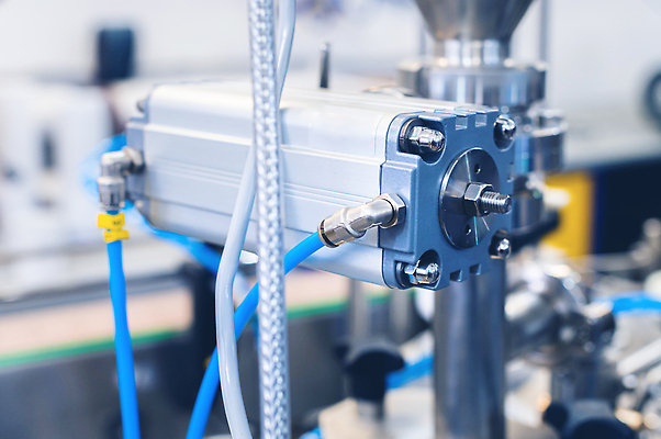 포토 JPG 해외이미지 식물 산업 비즈니스 공장 자동차 사람없음 파란색 금속 기계 장비 과학기술 실험실 선택 파이프 부드러움 시스템 튜브 공학 자동화 제어 철강 파이프라인 해외202310 해외포토 교육 육상교통 컬러 컨셉 공업 재질 기술 실험 감각 파이프_관 파일형식