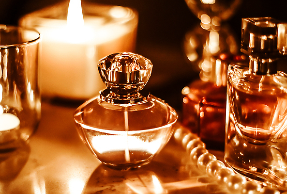 포토 JPG 해외이미지 초 촛불 유리 사람없음 반사 투명 분위기 고급 향수 보케 진주 향수병 해외202310 해외포토 컨셉 재질 화장품 보석 병_담는 파일형식