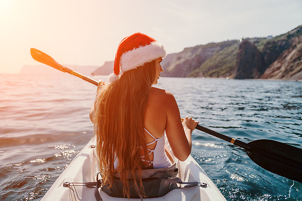 포토 JPG 해외이미지 1 라이프스타일 여자 행복 호수 스포츠 바다 섬 여행 자연 휴가 건강 한명 사람 풍경 야외 뒷모습 물 여름 여행객 맑음 보트 카누 카약 노젓기 해외202310 해외포토 자연요소 계절 감정 뷰포인트 배_교통 모션 날씨 생활 수상스포츠 생태계 파일형식