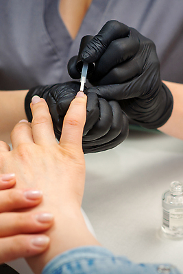 포토 JPG 해외이미지 손 여자 성인 두명 신체부위 잡기 투명 손톱관리 매니큐어 위생장갑 네일샵 매니큐어바르기 성인여자만 해외202310 해외포토 장갑 모션 사람 상점 화장품 네일아트 여자만 성인만 파일형식